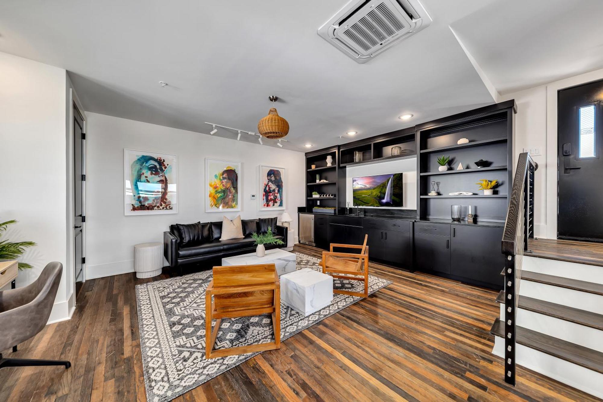 Entire Floor Penthouse Loft, Sleeps 20 *