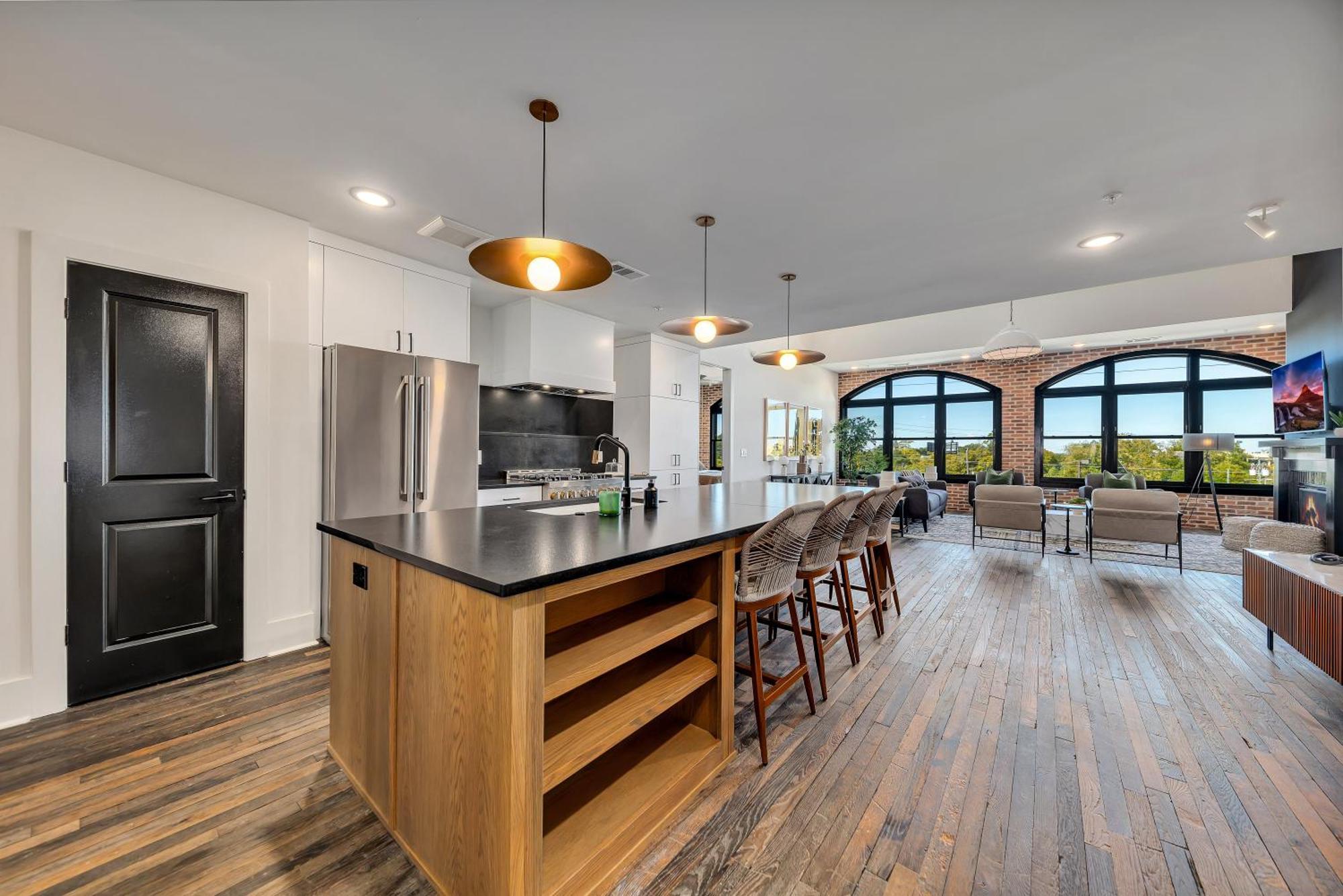 Entire Floor Penthouse Loft, Sleeps 20 *