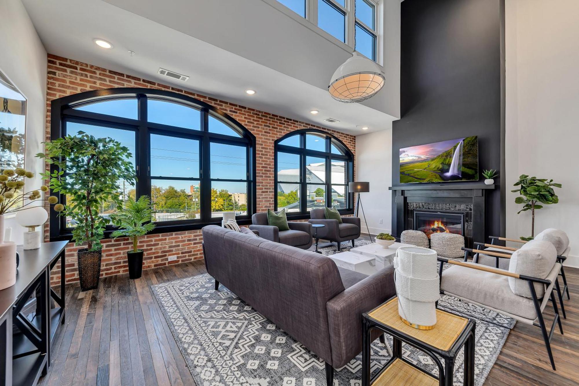 Entire Floor Penthouse Loft, Sleeps 20 *