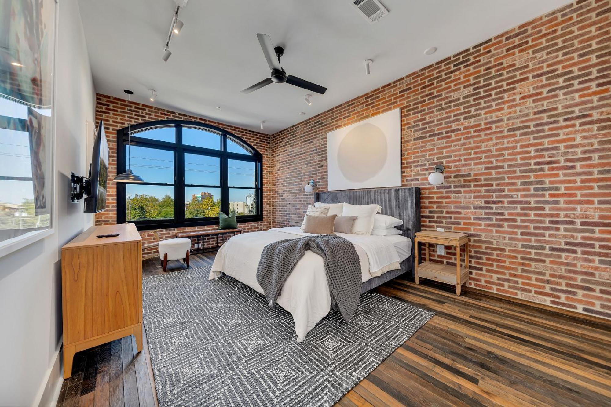 Entire Floor Penthouse Loft, Sleeps 20 Apartment *