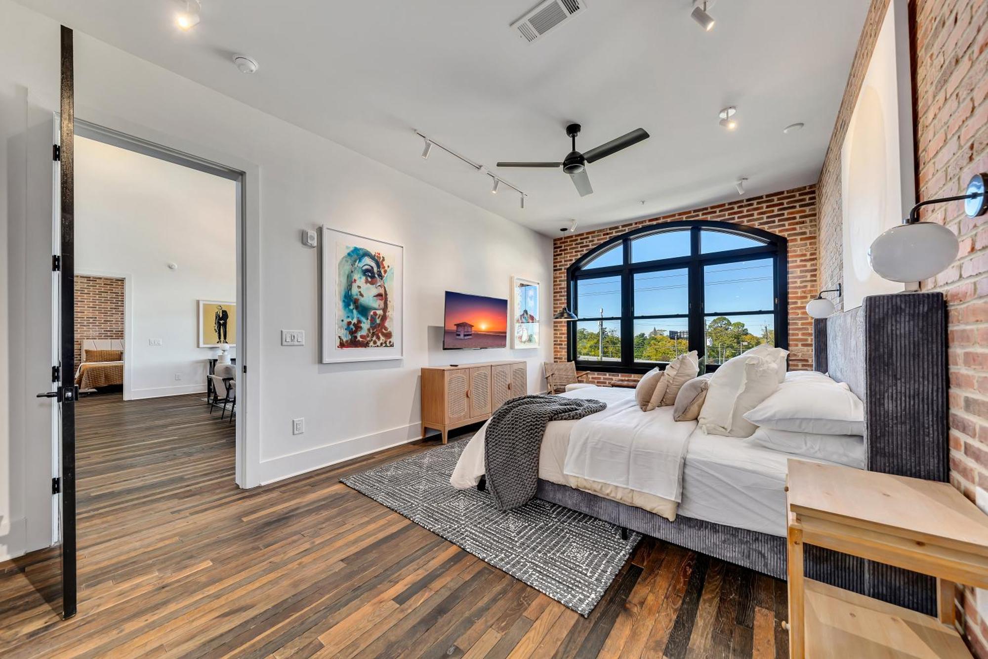 Entire Floor Penthouse Loft, Sleeps 20 *