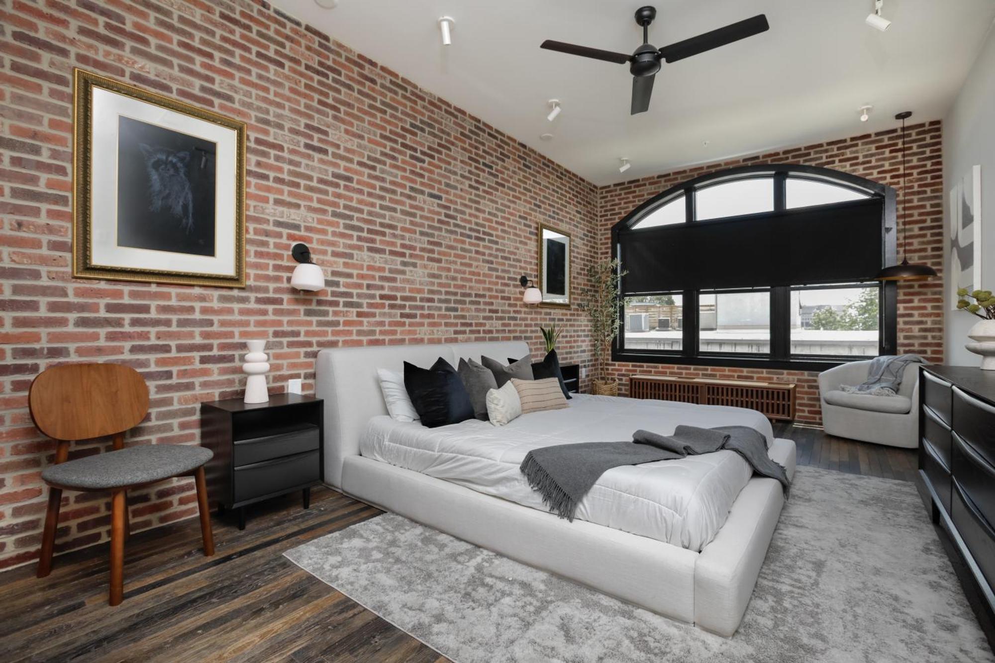 Entire Floor Penthouse Loft, Sleeps 20 *