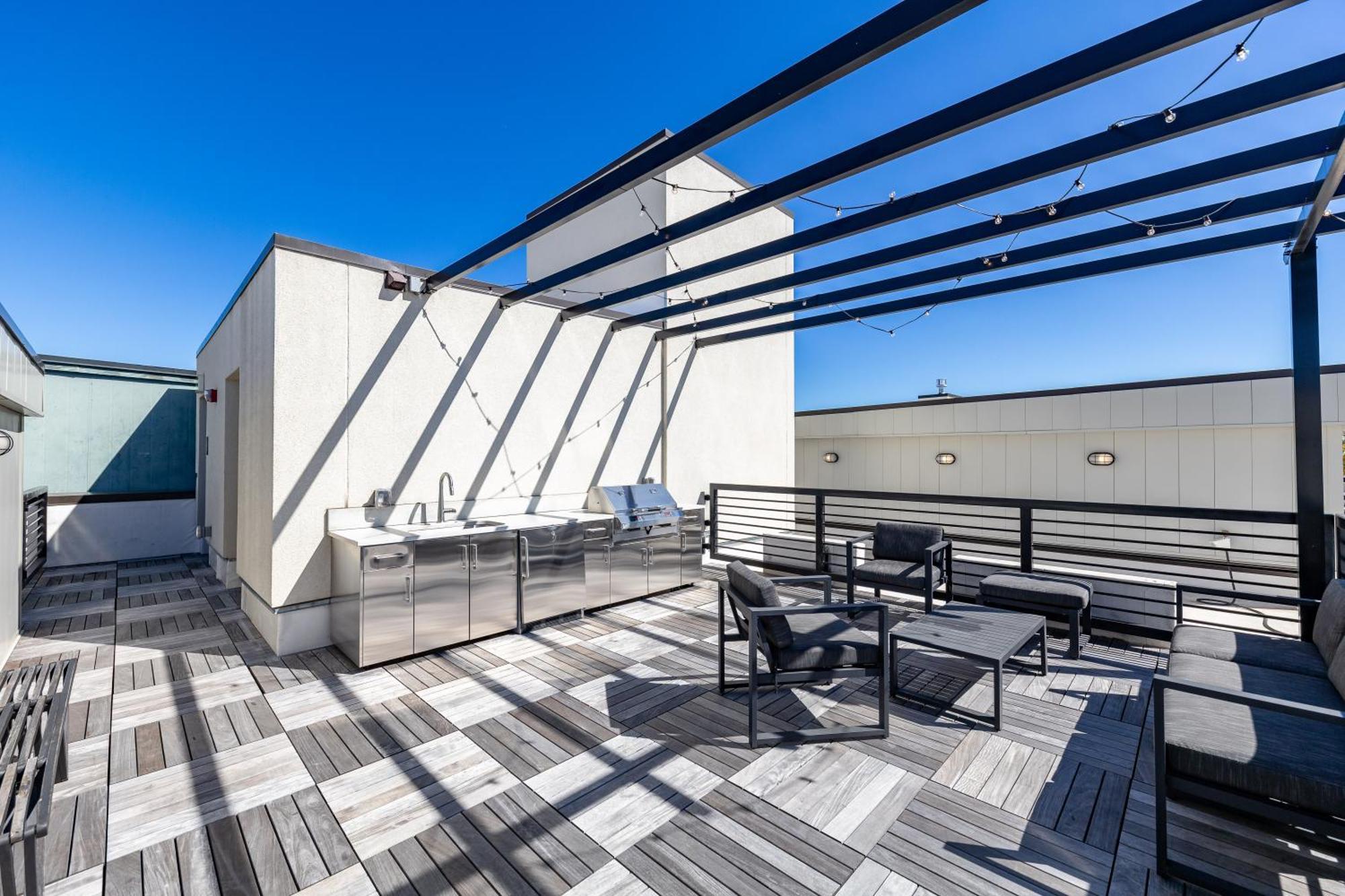Entire Floor Penthouse Loft, Sleeps 20 *
