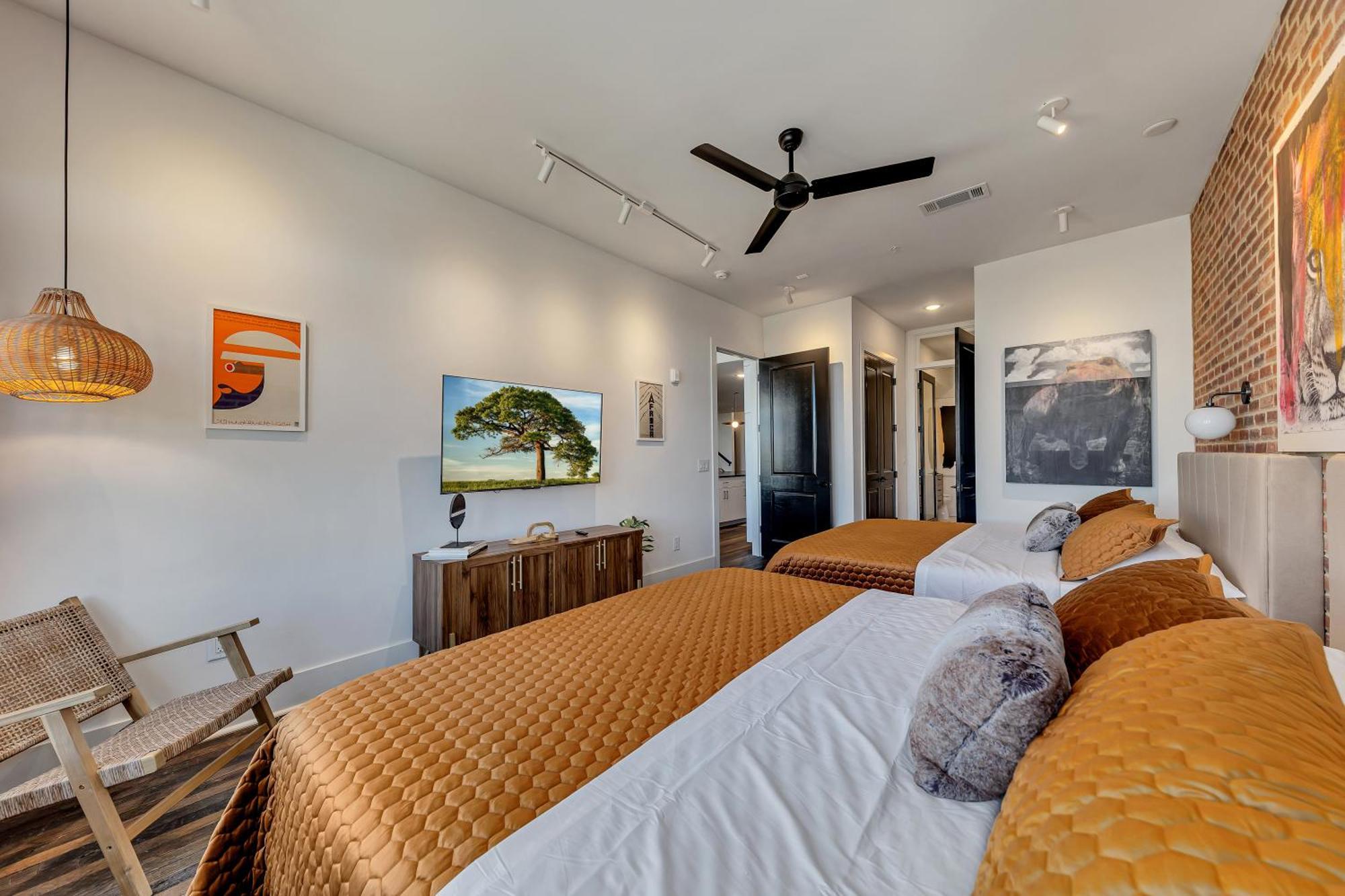 Apartment Entire Floor Penthouse Loft, Sleeps 20